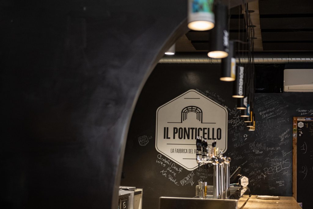 Ingresso della Pinseria Il Ponticello a Roma, specializzata in pinsa romana, fritti e birra artigianale.